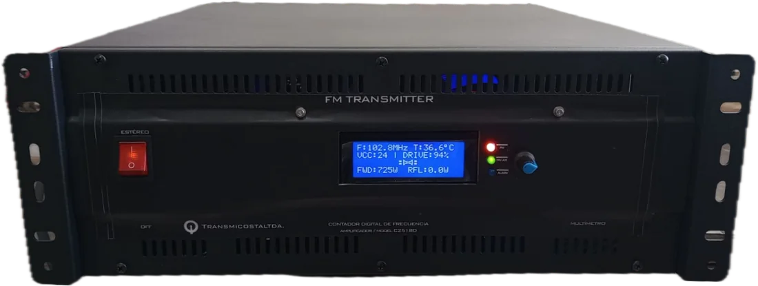 Transmisor FM fabricado por ECE, vista de frente con la pantalla encendida: 102,8 MHz, 725 W